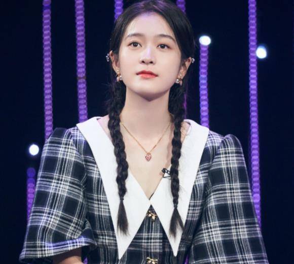 原创张雪迎走红毯选错礼服显胖一圈魔鬼打光下幸好颜值撑住了