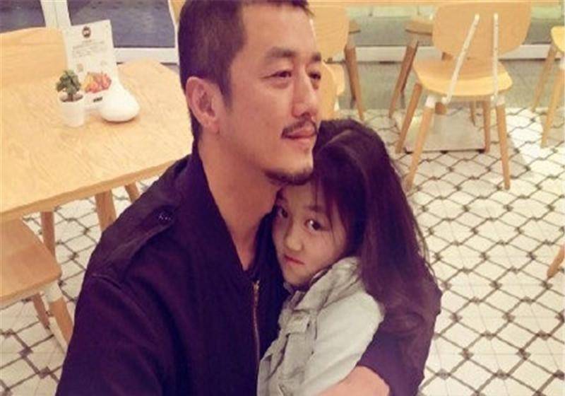 李亚鹏49岁生日收到生日祝福,称养女当如李宝嫣._李嫣_女儿_王菲