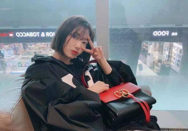 的朴信惠亮相机场,这样直发的她看着清纯不少呢,加上额头前的空气刘海