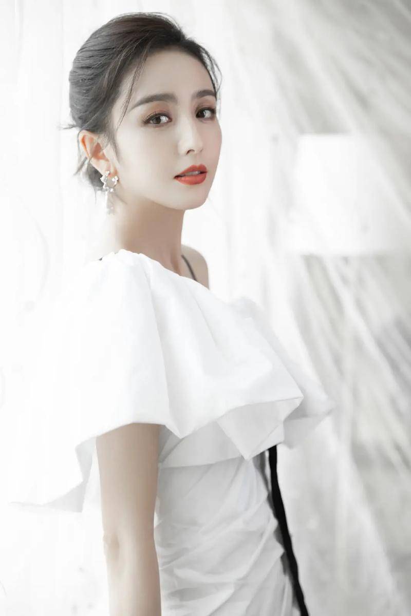 李沁与佟丽娅惊艳同框新中式宴会成焦点