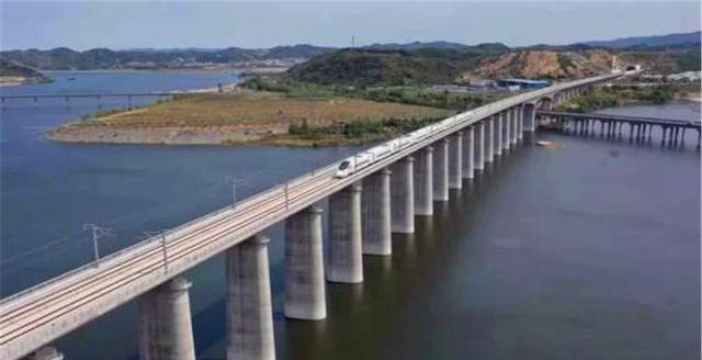 如今,"西十高铁"即将通过十堰更让人惊喜不已,西十高铁,全长256.