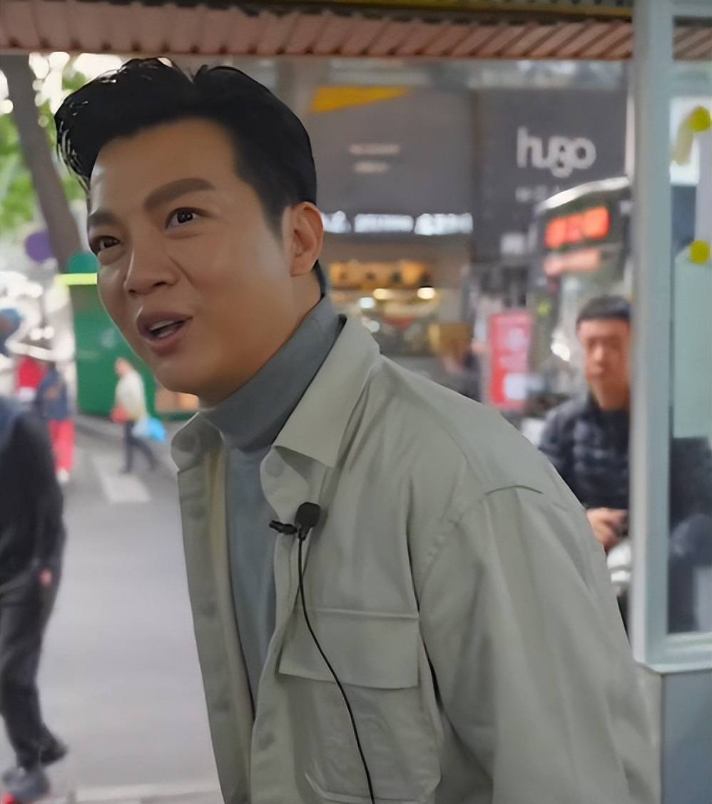 任鲁豫近期不主持大型晚会在家亲自下厨给老婆孩子做辣椒炒肉