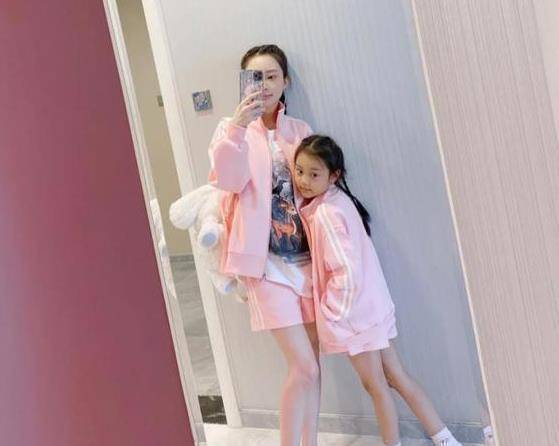 原创李小璐母女同框纸片人身材引热议7岁甜馨也是竹竿腿