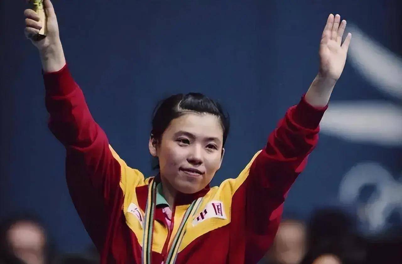 乒乓球运动比赛转播,女选手我喜欢看邓亚萍的比赛,男运动员则喜欢