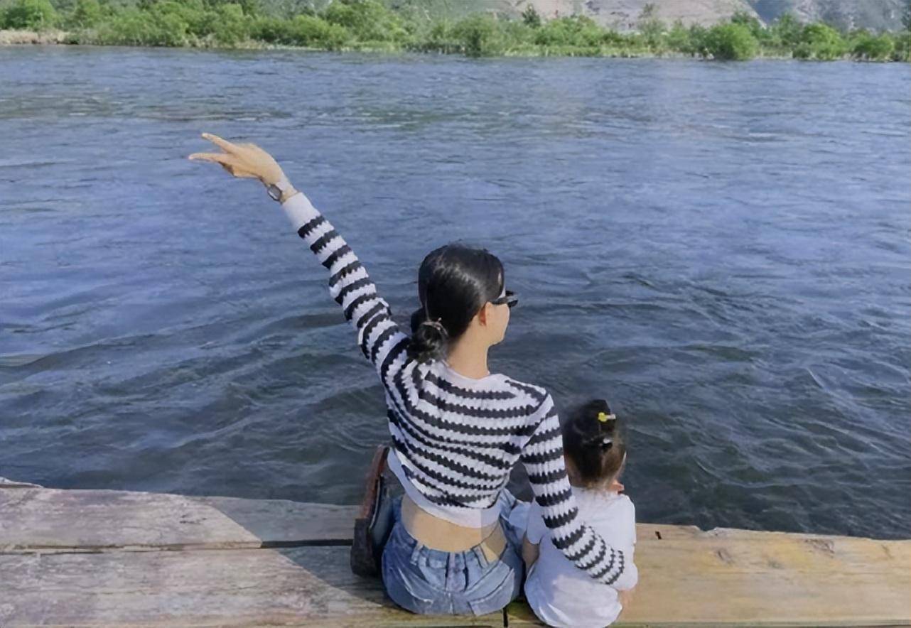 原创董子健开大g送女儿上课街头宠溺抱大福转圈圈爱女背影似孙怡