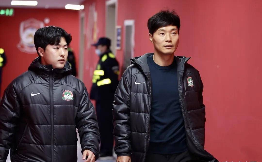 新任副总裁李玮锋还带来了韩国教练南基一来到俱乐部.