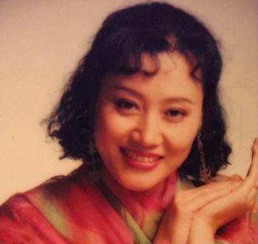 她把所有的时间都用来排练上面了进入部队以后,王丽云成了文艺兵19岁