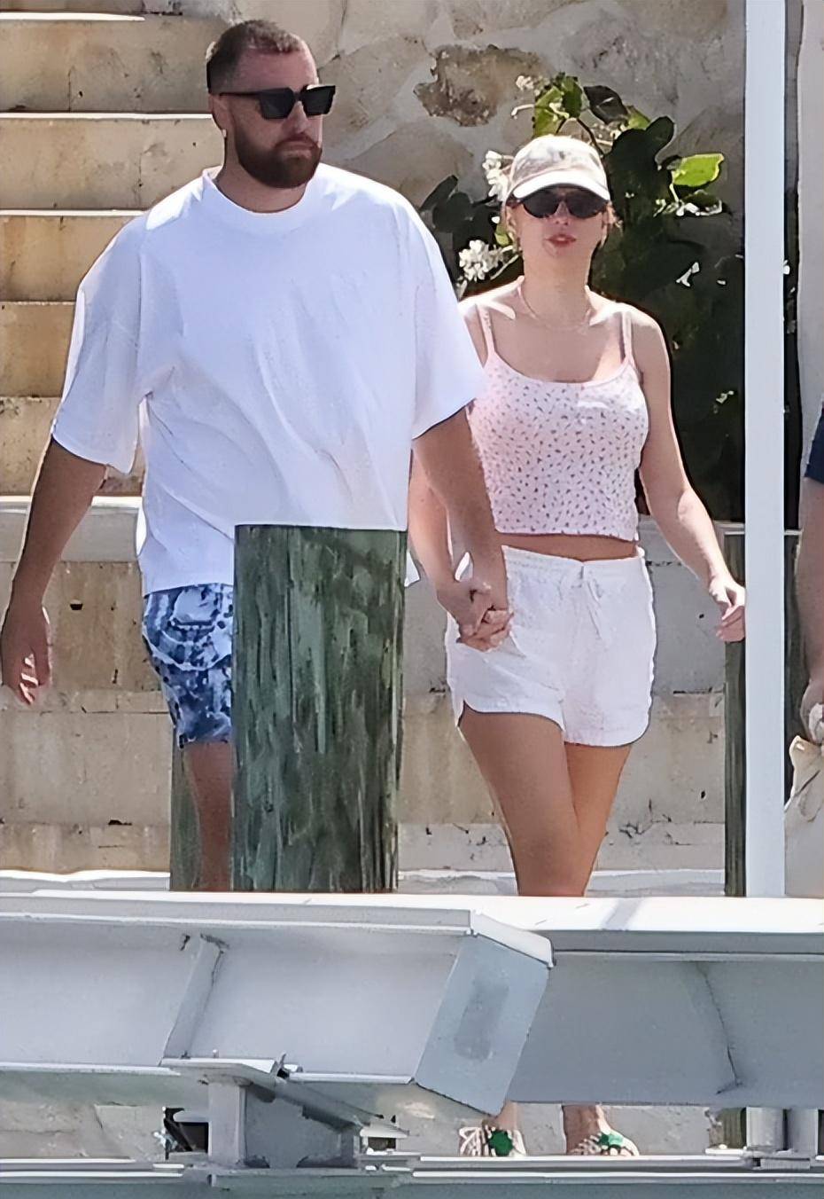 霉霉与第85任男友十指紧扣秀恩爱!