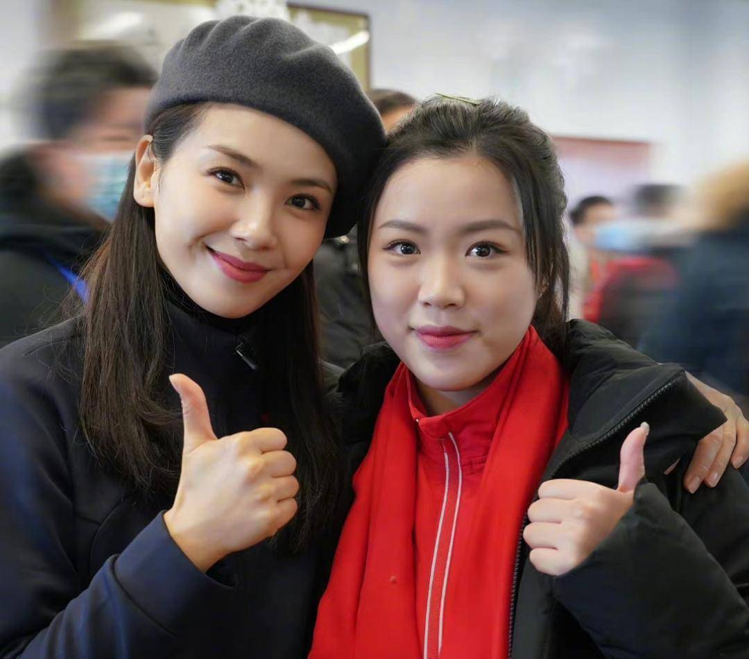 原创刘涛晒照为冬奥加油和21岁杨倩同框一点不显老合影里还有黄子韬