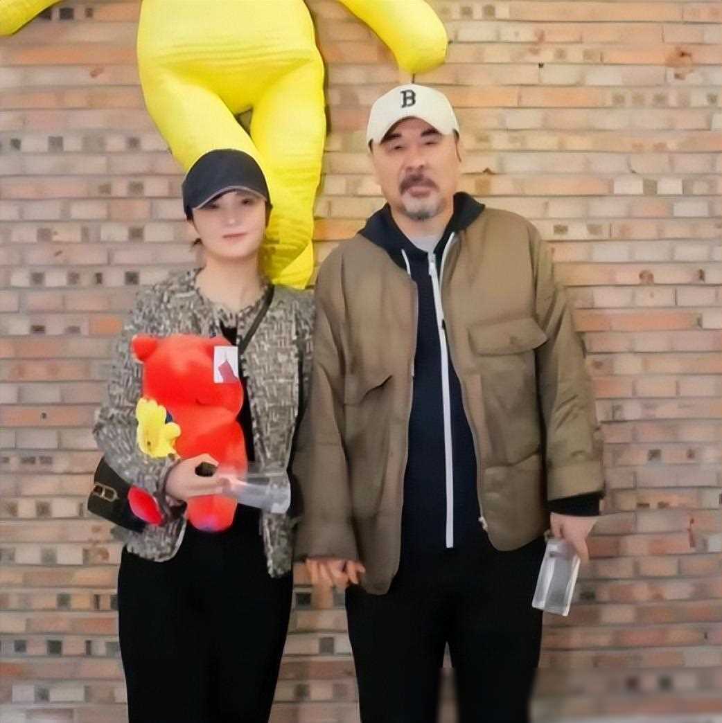 偶遇陈建斌蒋勤勤带小儿子看展5岁儿子露正脸模样跟爸爸很像