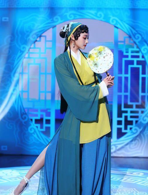 甚至因为这支舞蹈直接登上了热搜,可见关晓彤的关注度有多高