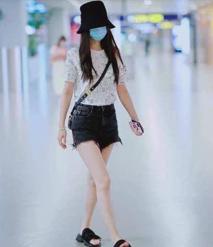 原创杨颖戴水桶帽捂得严实牛奶腿成焦点看清拖鞋黄晓明的