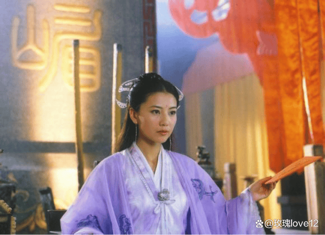 2009年中国大陆版的《倚天屠龙记》,男主是邓超,女主是安以轩,邓超的
