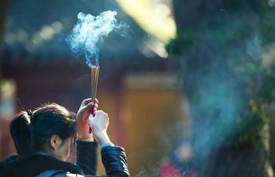 烧香旨在"以香达信",即以人的诚心通过香烟达于神明,所谓"一柱真香