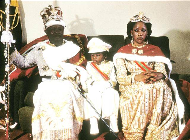 他生于酋长之家学拿破仑称帝戴700万皇冠娶中国服务生为妃