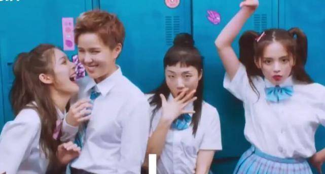 原创傅菁公开火箭少女校服照杨芸晴笑成表情包杨超越全程搞怪