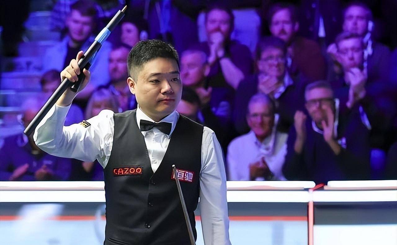 原创斯诺克丁俊晖比赛不速之客干扰比赛被多次警告人丢到国外