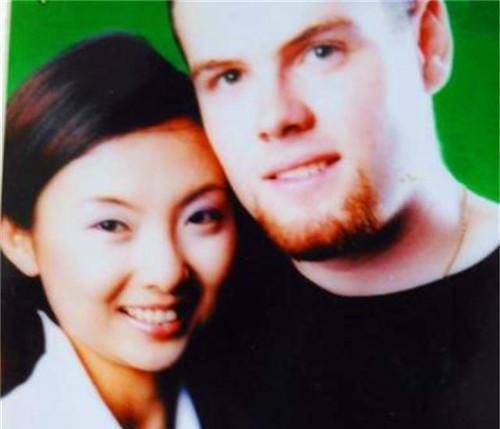 她当时有一个美国男友,她想趁着克林顿来北大演讲的这次机会博得媒体