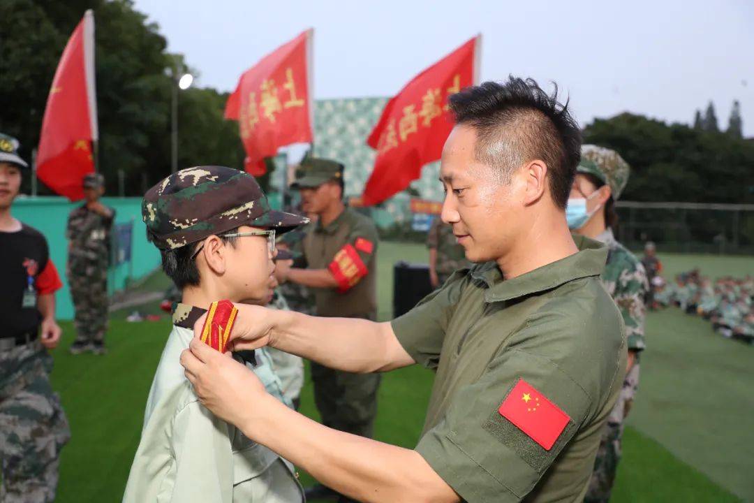 以军人之姿向军旗敬礼,在军旗下庄严宣誓;结营授勋是一种荣誉,军衔