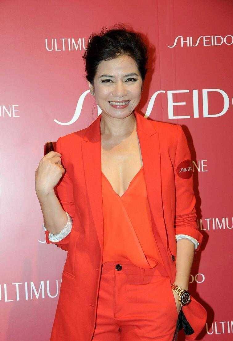 原创钟楚红胆子真肥红色西装配深v吊带好高级单靠气质就赢了