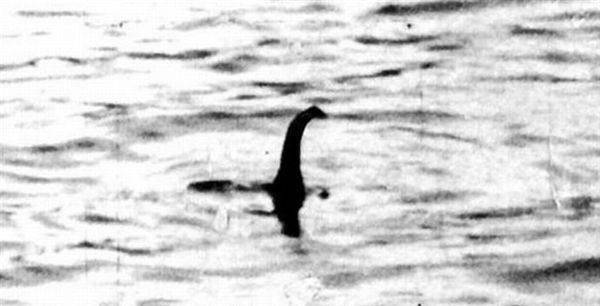 话说一天爱尔兰传教士圣伦哥巴和他的仆人在尼斯湖游泳,水怪突然向