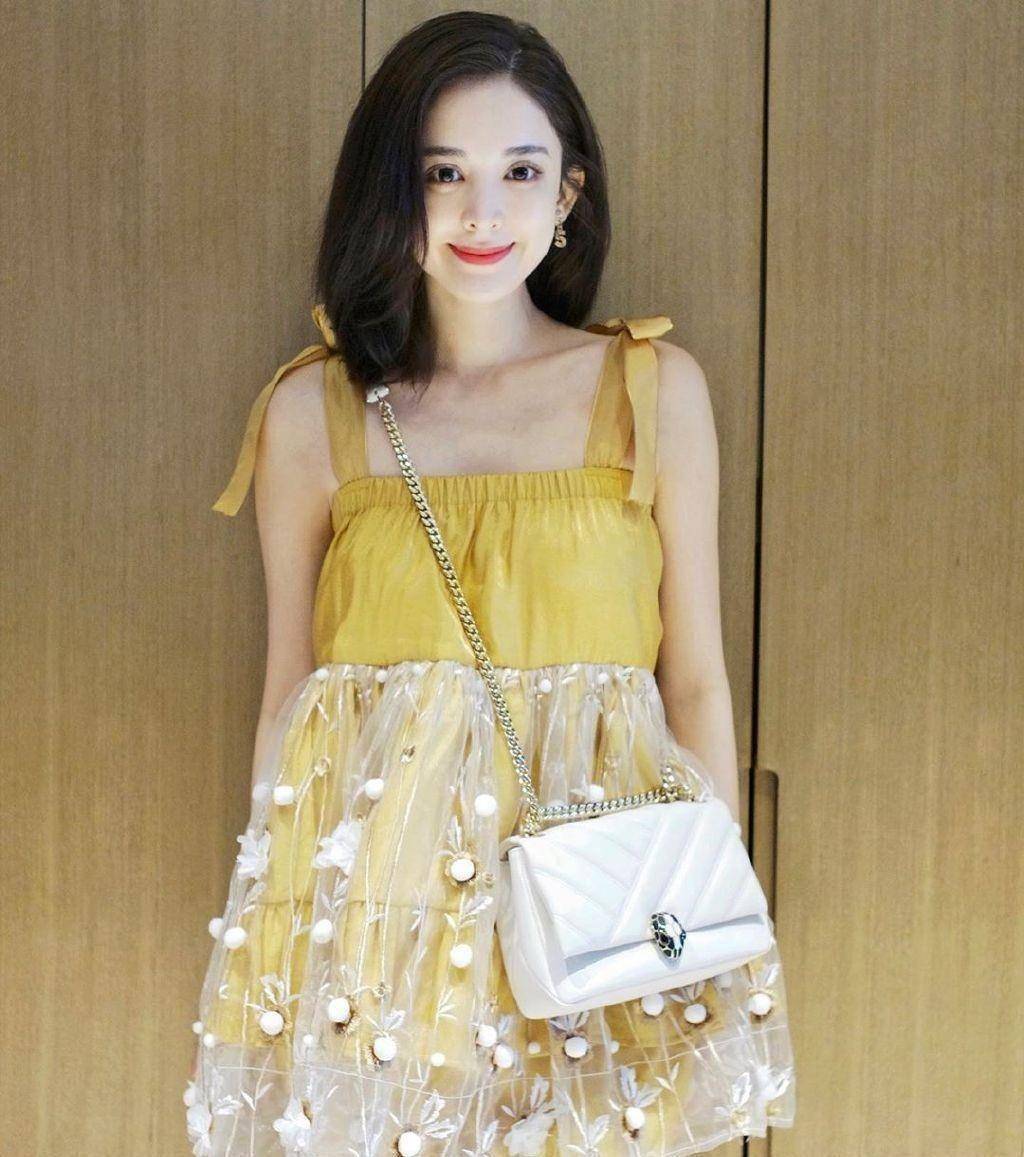 原创27古力娜扎终于穿仙女裙,配黄色背带更少女,这打扮娱乐圈也罕见_