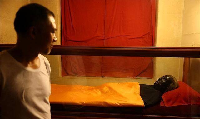 香河老人去世29年肉身不腐,身体光滑如打蜡,银白头发保存完好_周凤臣