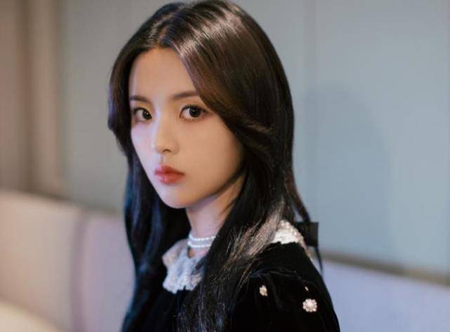 原创杨超越加班累到打哈欠21岁发际线堪忧梳马尾直接露头皮