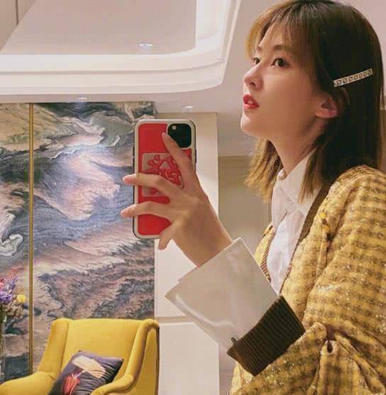 正面照看起来清新甜美,后面乔欣又对着镜子摆造型拍侧面照,这样的角度