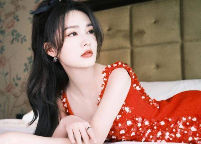 原创李沁参加路演下衣失踪美丽冻人原相机下的竹竿腿白到发光