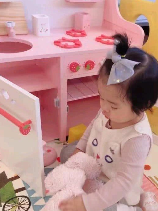 陈赫晒女儿正面照anan一身潮搭张子萱罕见出镜美呆了