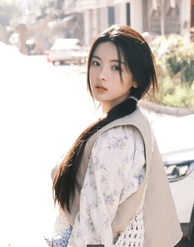 杨超越晒生活随拍戴头巾吃雪糕少女感十足