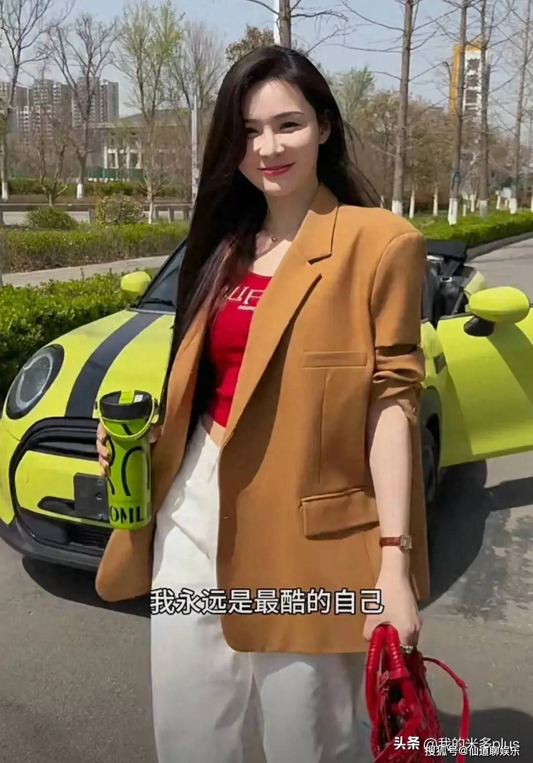 张颖颖晒30w敞篷车单手打方向盘好帅气给弟弟妹妹买房够大方