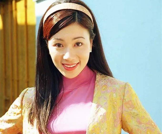 原创49岁张可颐晒近照依偎妈妈怀中似孩童比剪刀手卖萌少女感十足