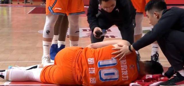 双方首发阵容:福建:高登,卡米然,黄毅超,胡珑贸,黄艺;广东:赵睿