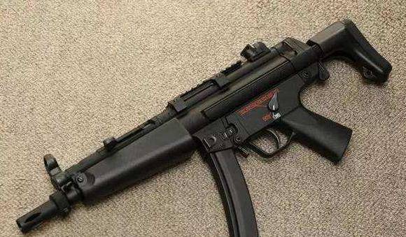 原创飞行员一般会配什么枪防身战斗民族最彪悍而我国飞行员呢