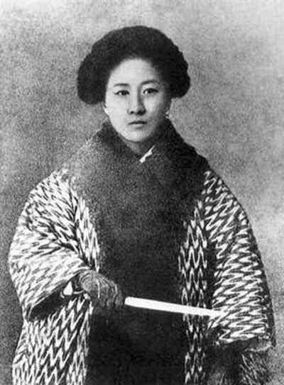 她的母亲就是鼎鼎大名的女革命家秋瑾,而她就是中国最早被授予女飞行