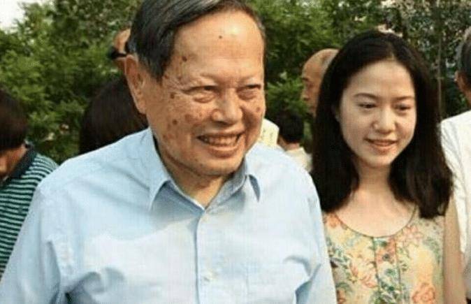 97岁杨振宁携小54岁老婆出行精神抖擞交谈老婆翁帆如小学生