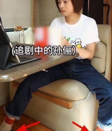 原创孙俪追剧看哭了擦泪小心翼翼豪放坐姿被助理曝光