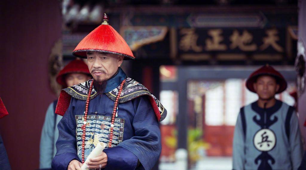 他为官的一生充满了险恶,但是每一步都逢凶化吉,他与纳兰明珠和索尔图