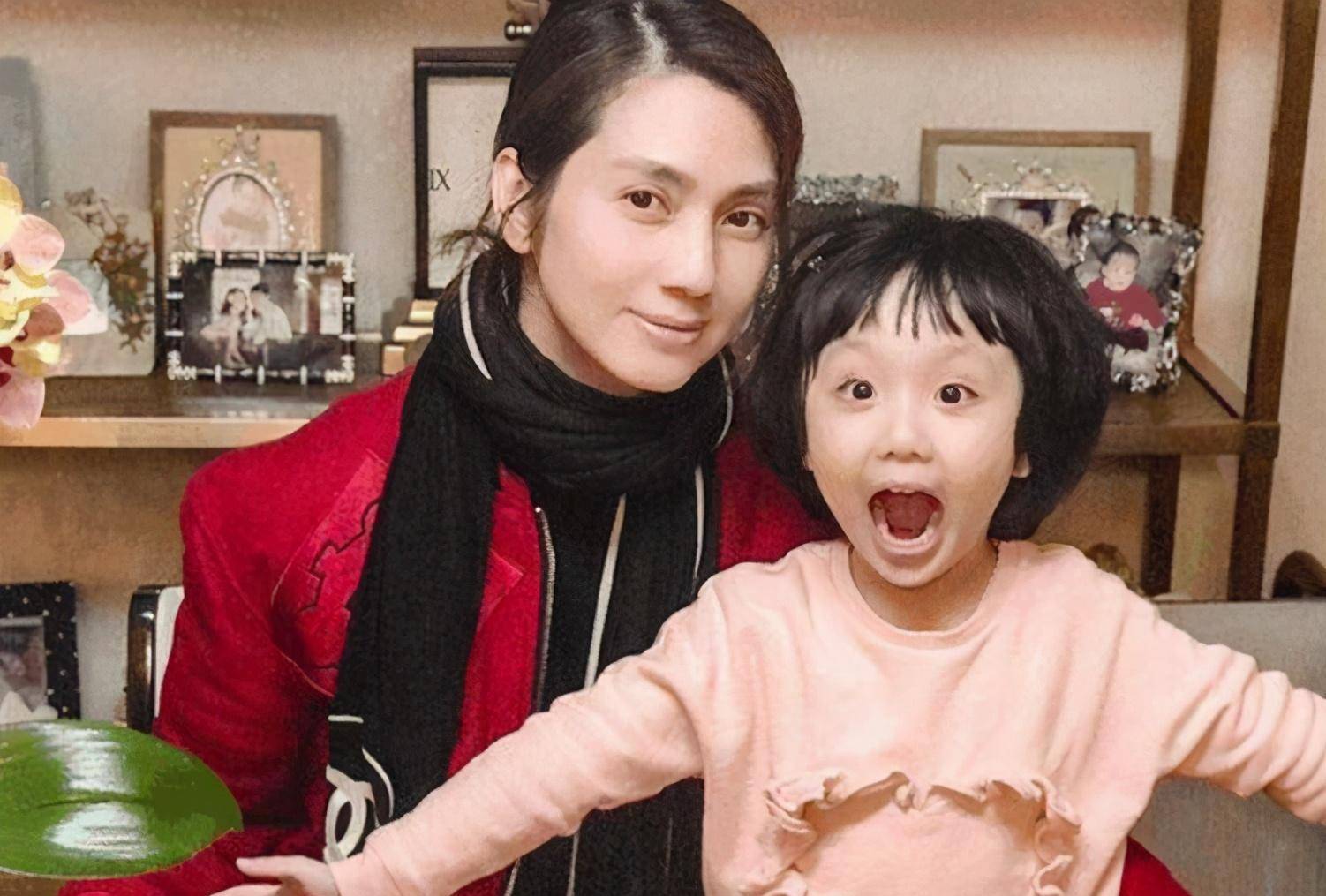 有种人生赢家叫洪欣大儿子成当红偶像女儿灵气十足好可爱