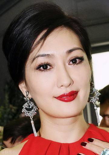 她凭借身材在大陆捞金,翻脸吐槽内地脏乱差,如今嫁入豪门当富太_孟广