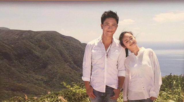 林依晨做到了,不论是勇敢地担负家庭的债务,还是低调地完成自己的终身