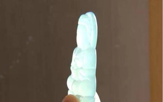 了鉴定的证书和自己买的玉石,鉴定结果显示的是王先生购买的都是a货