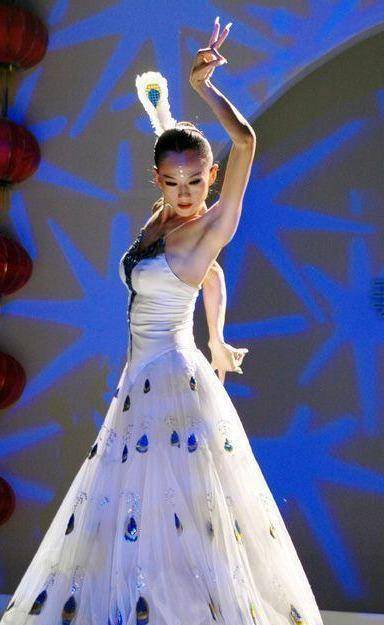 吃花瓣,裸背跳舞,62岁的杨丽萍真实状况不堪入目_舞蹈_生活_孔雀