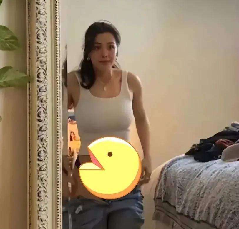 钟丽缇女儿当众换衣惹争议其母亲不雅照被扒一丝不挂更开放