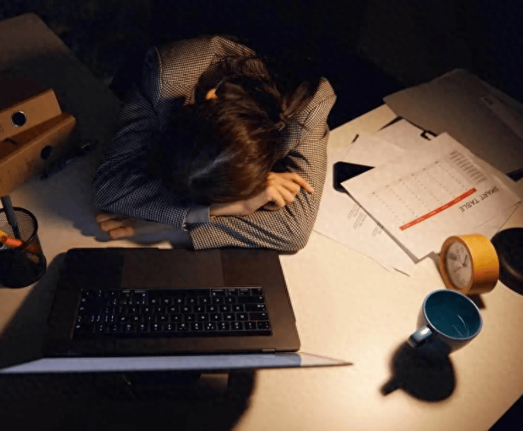 小王是一名白领,平时工作压力很大,经常加班到深夜.