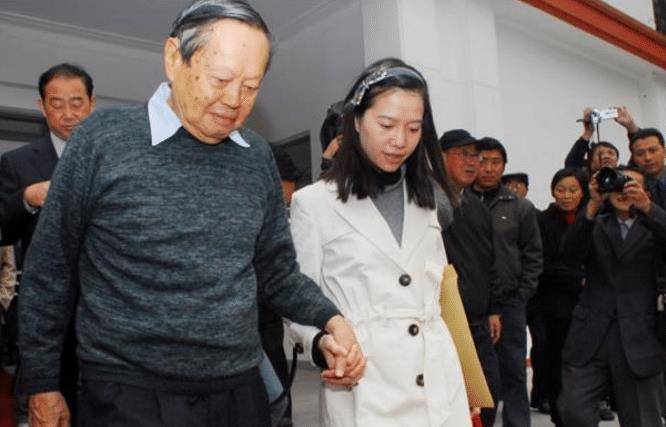 97岁杨振宁携小54岁老婆出行精神抖擞交谈老婆翁帆如小学生