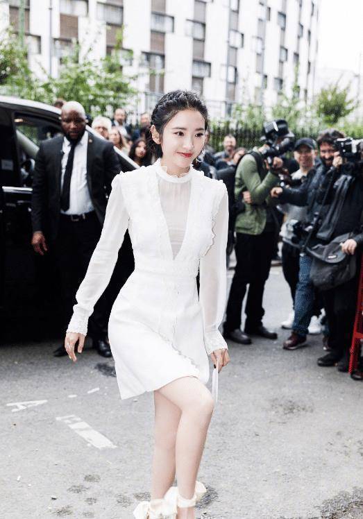 唐艺昕冬日服装甜美,给人温暖的感觉,这样搭配很出众_唐艺欣_季节