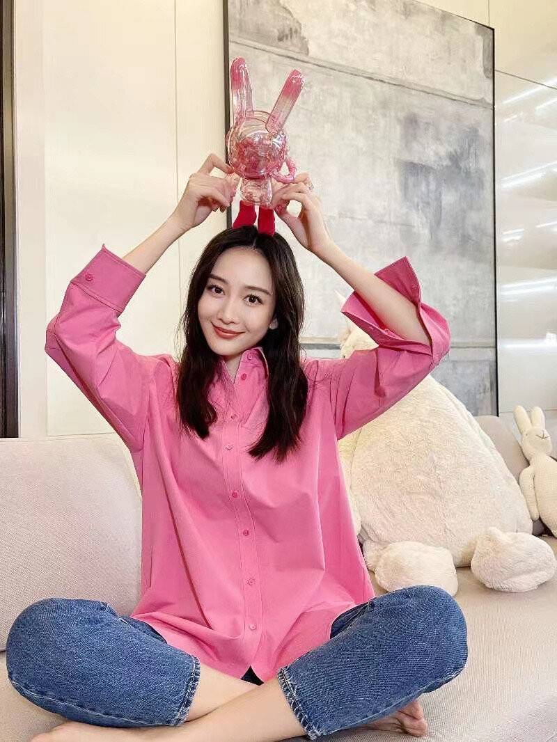 原创王鸥当妈后换了风格穿衬衫阔腿裤高跟鞋亮相41岁美出新高度